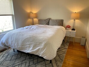 2 habitaciones, tabla de planchar con plancha, cuna de viaje y wifi 