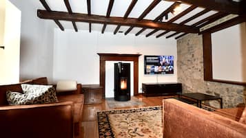 Een smart-tv, een videogameconsole en boeken