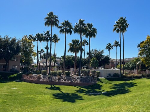 Gated Condo; pool,  hot tub, gym, 2 bedrooms, 2 bath, 5 min to Cardinals Stadium