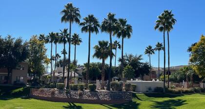 Gated Condo; pool, hot tub, gym, 2 bedrooms, 2 bath, 5 min to Cardinals Stadium