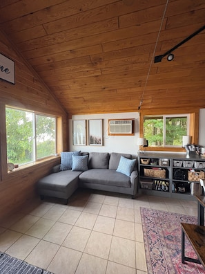 Smart-TV, Kamin, Stereoanlage