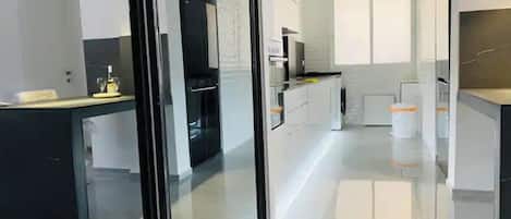 Réfrigérateur, four à micro-ondes, un four, surface de cuisson
