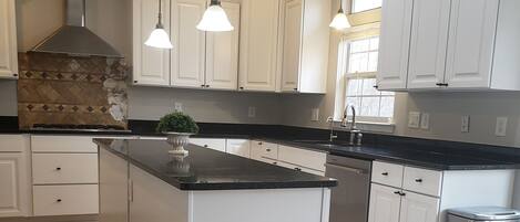 ثلاجة، ميكروويف، فرن، موقد طهي مسطح