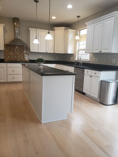 Beautiful Spacious 5 Bed Home Large Kitchen Office Deck Coffee Bar 