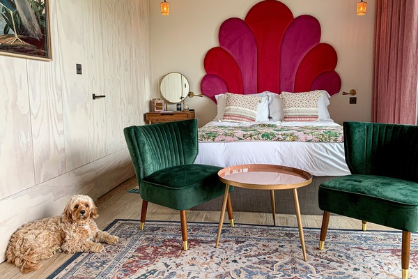 2 habitaciones, caja de seguridad en la habitación y escritorio