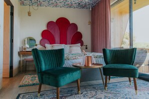 Safe på rommet, skrivebord og skrivebord for bærbar PC