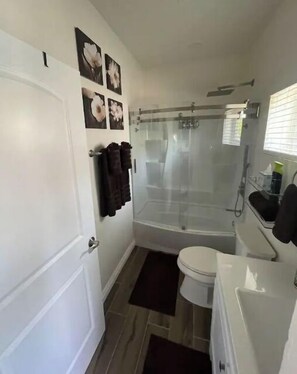 Combined shower/bathtub, hair dryer, towels