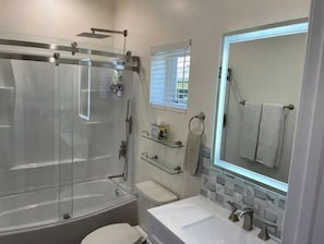 Combined shower/tub, hair dryer, towels