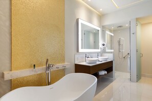 Badewanne, Haartrockner, Handtücher, Seife