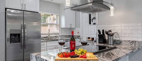 Refrigerador, microondas, horno, placa de cocina