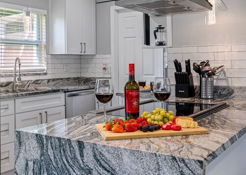 Charming & Renovated Home 20 Minutes from Tampa