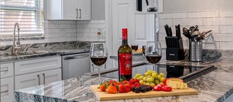 Charming & Renovated Home 20 Minutes from Tampa