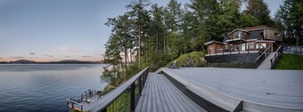 The Paddle Shack: Oceanfront deck with multiple levels. Hot Tub! Amazing views!