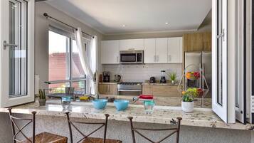 Een koelkast, een microgolfoven, een oven, een kookplaat