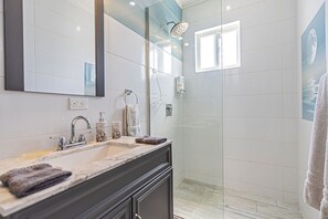 Dusche, Haartrockner, Handtücher, Seife