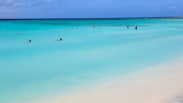 Vlak bij het strand, ligstoelen, strandlakens