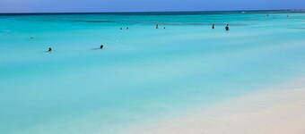 Luxury Modern Villa-Pool, Ocean View Deck, In/Outdoor Kitchen, 5min to the beach