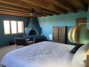 5 habitaciones, escritorio y tabla de planchar con plancha 