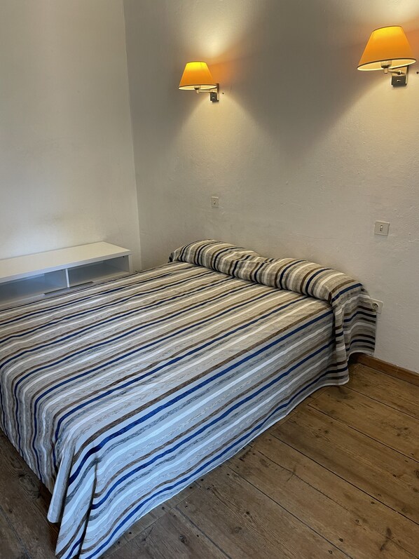 1 bedroom, desk, free WiFi, bed sheets