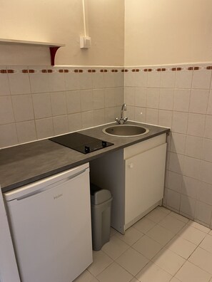 Kühlschrank, Mikrowelle, Herdplatte, Wasserkocher