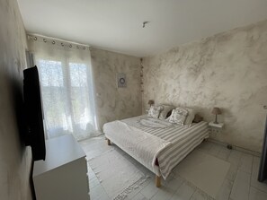 3 bedrooms, iron/ironing board, free WiFi, bed sheets