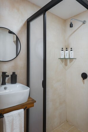 Superior kamer, balkon | Badkamer | Een douche, een regendouche, gratis toiletartikelen, een haardroger