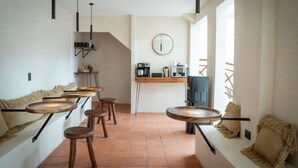 Une cuisine moderne dotée d’un îlot central, de tabourets de bar et d’un coin café.
