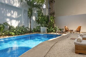 Outdoor pool, open 8:00 AM to 10:00 PM, sun loungers - Rodina Boutique Hotel (Playa del Carmen)
