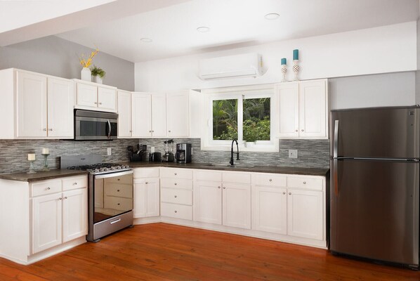 Fridge, microwave, oven, stovetop - Luxurious 3 Bedroom Villa with Rooftop Pool & Easy Beach Access (Roatán)