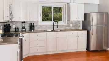 Kjøleskap, mikrobølgeovn, ovn og kokeplater