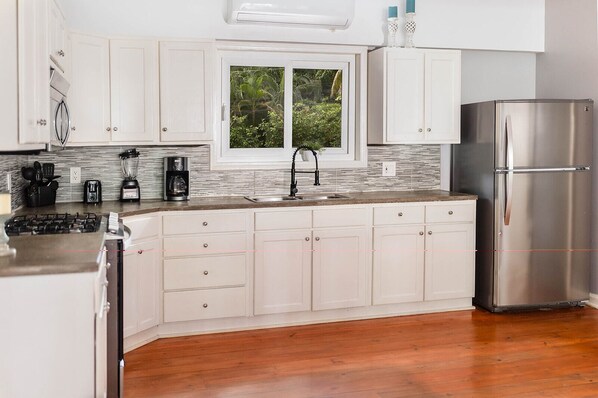 Kylskåp, mikrovågsugn, ugn och spishäll