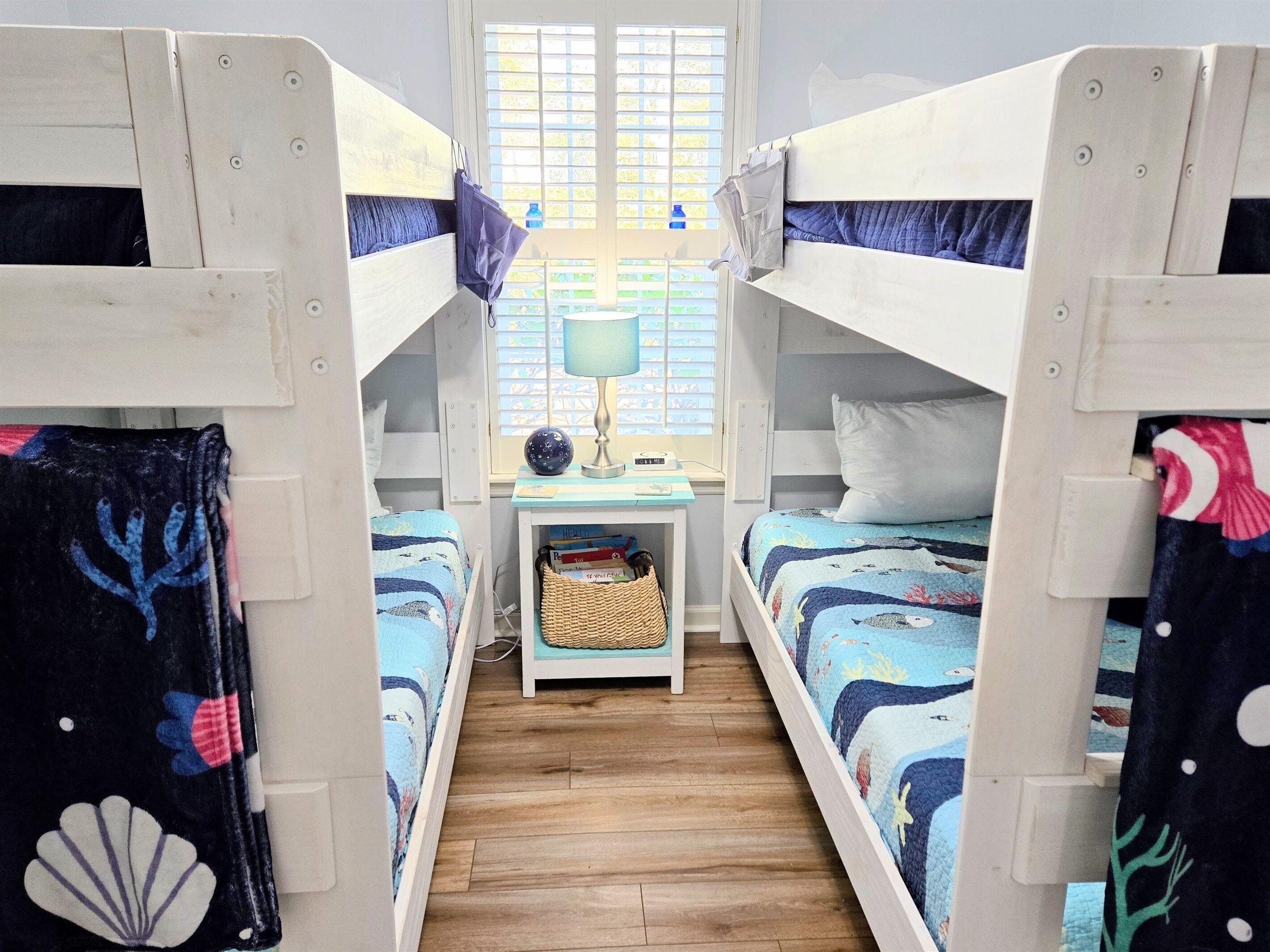 3 室のベッドルーム、低反発ベッド、デスク、アイロン / アイロン台