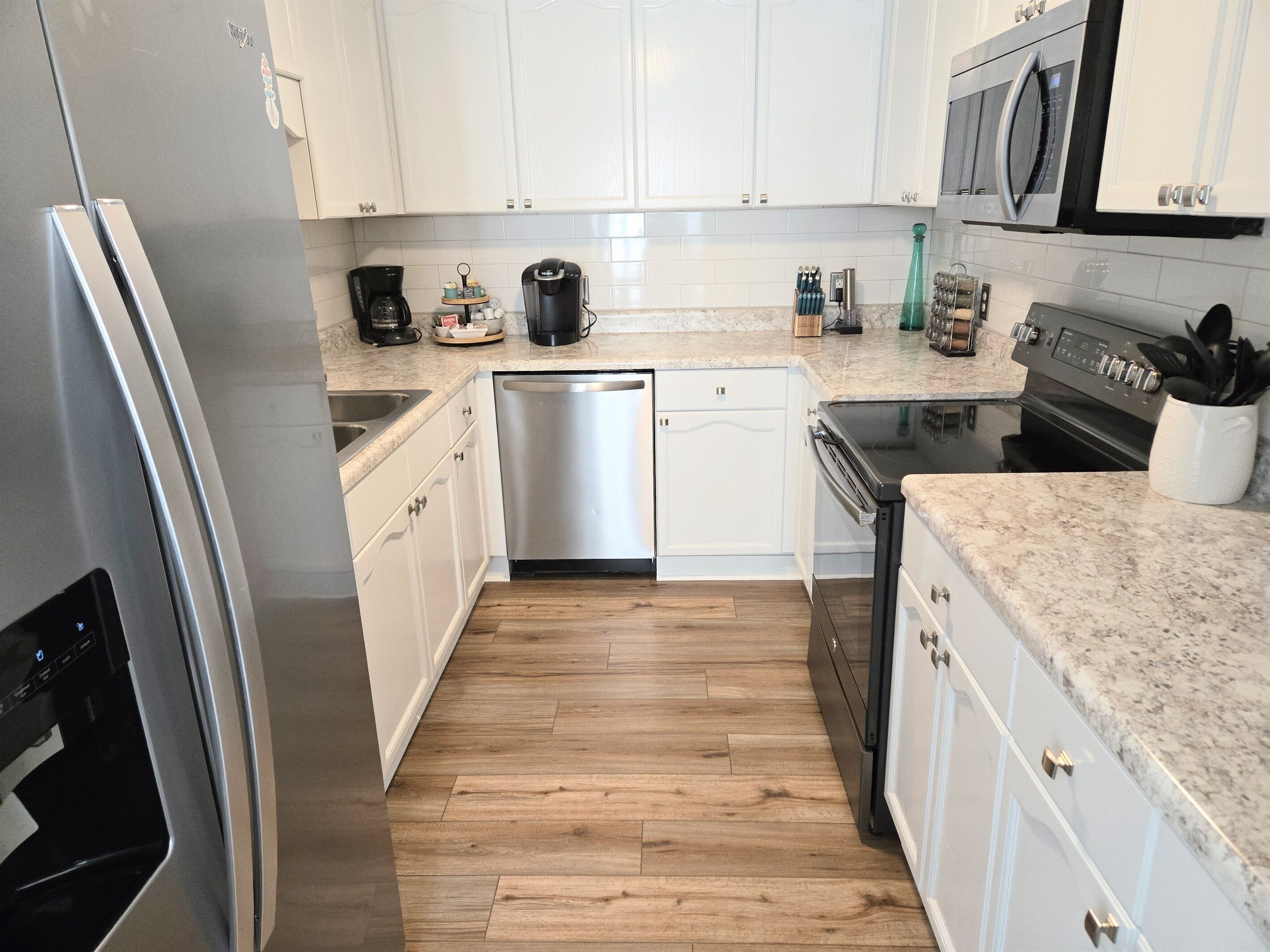 冷蔵庫、電子レンジ、オーブン、コンロ