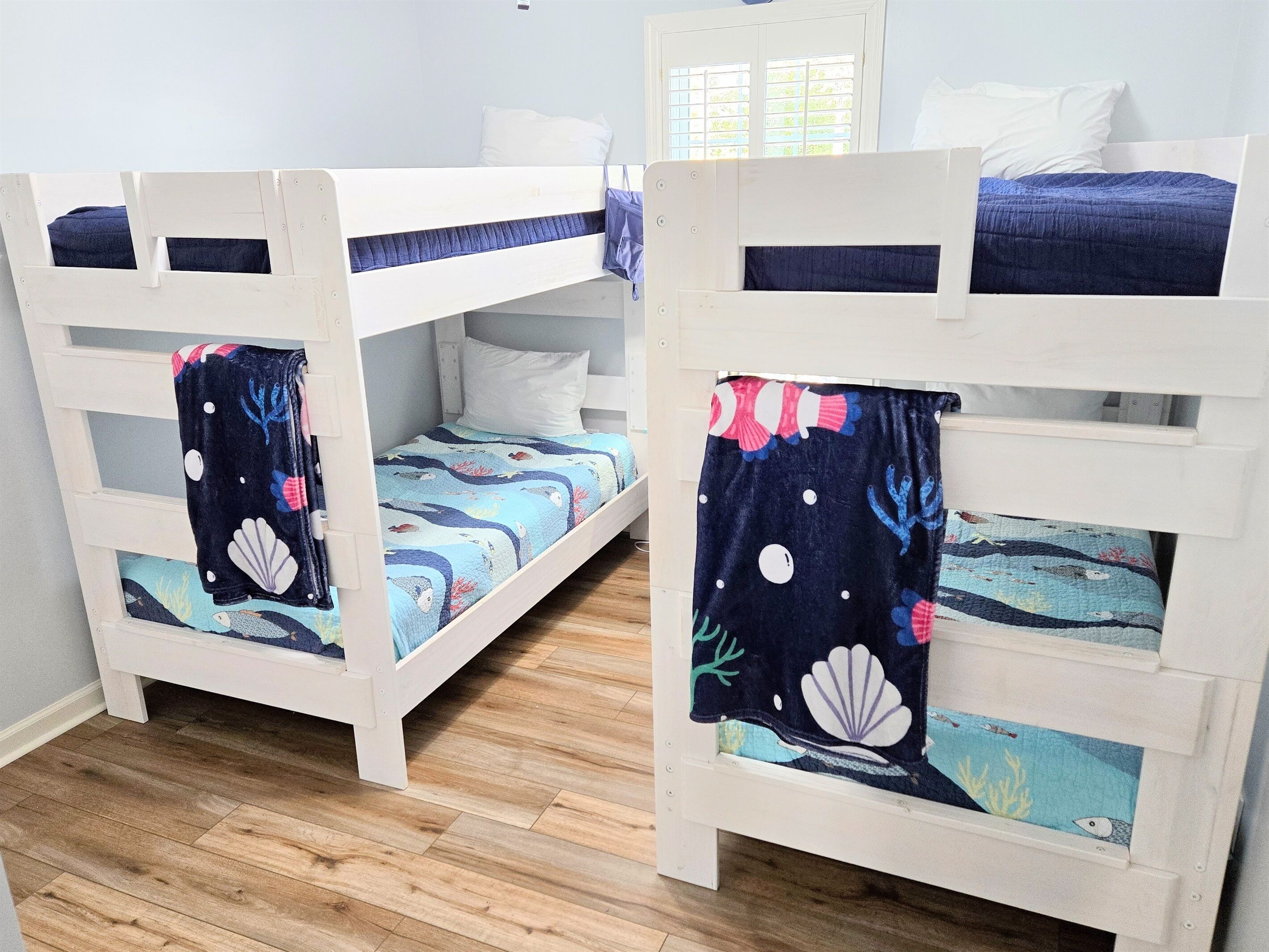 3 室のベッドルーム、低反発ベッド、デスク、アイロン / アイロン台