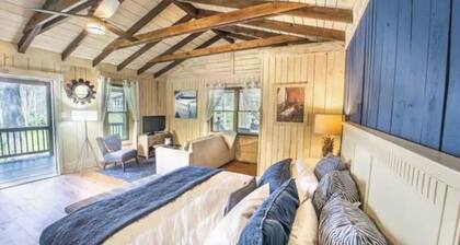 Cottage at Casuarina Lodge - Luxury, Pet Friendly