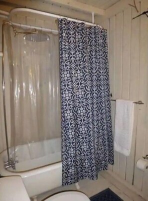 Bathtub, rainfall showerhead, hair dryer, soap - Cottage at Casuarina Lodge - Luxury, Pet Friendly (Glenville)