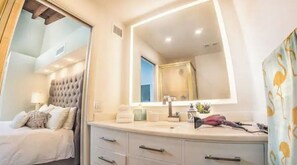 シャワー付き浴槽、ヘアドライヤー、タオル、石鹸