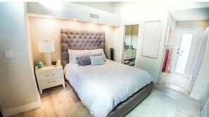 1 室のベッドルーム、デスク、アイロン / アイロン台、WiFi (無料)