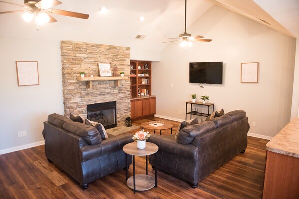 Smart TV, fireplace, books - Peaceful 2-bedroom Townhome Just Steps Away from the Excitement of Pigeon Forge. (Pigeon Forge)