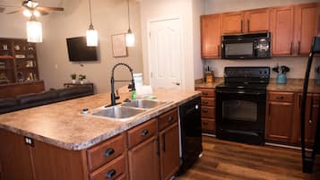 Kjøleskap, mikrobølgeovn, ovn og kokeplater