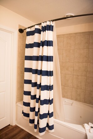 Combined shower/tub, jetted tub, hair dryer, towels