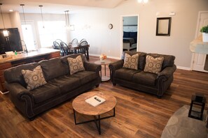 Smart TV, fireplace, books - Peaceful 2-bedroom Townhome Just Steps Away from the Excitement of Pigeon Forge. (Pigeon Forge)