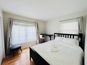 3 bedrooms, WiFi - Modern Aesthetic 3br/1.5ba Family Haven w/ Yard (Elk Grove Village)