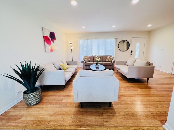 Smart TV - Modern Aesthetic 3br/1.5ba Family Haven w/ Yard (Elk Grove Village)