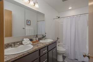 Combined shower/bathtub, hair dryer, towels