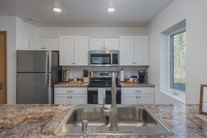 Frigorifero, microonde, forno, piano cottura