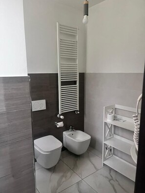 Economy Double or Twin Room | Bathroom