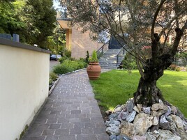 Un vialetto lastricato conduce a un edificio con una scala.