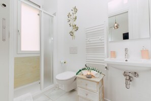 Suite  – junior | Allergitestet sengetøy, dundyner, minibar og skrivebord