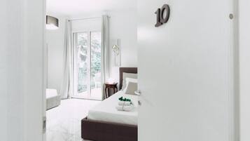 Hypoallergeen beddengoed, donsdekens, een minibar, een bureau